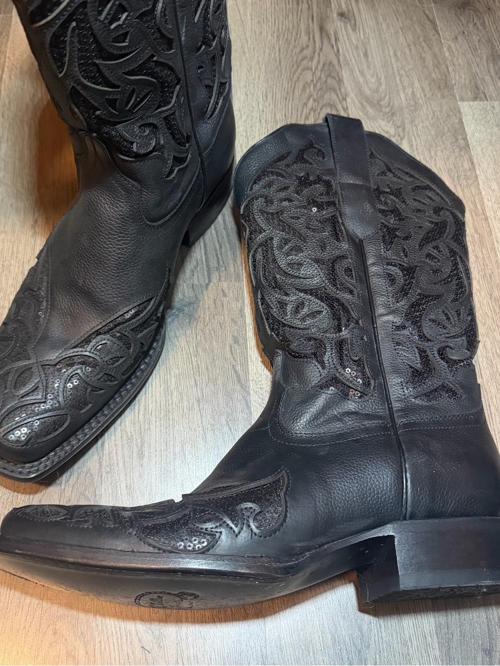 Womenâs sparkly Black Western Cowboy Boots - Stylish Embossed Leather